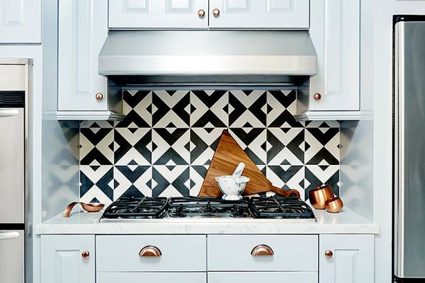 带黑白瓷砖后挡板的厨房