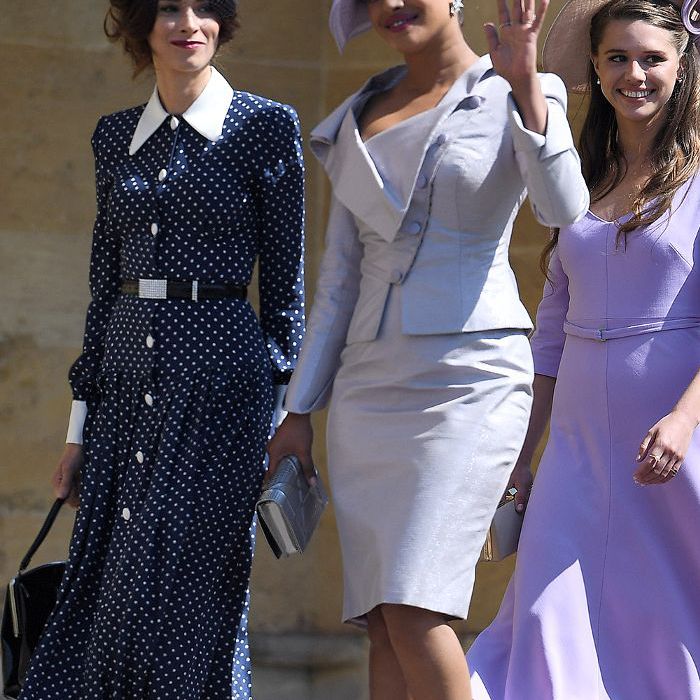 梅根和哈里的皇室婚礼嘉宾的服装:阿比盖尔·斯宾塞穿着圆点花纹的亚历山德拉·里奇礼服，普里扬卡·乔普拉穿着紫丁香的薇薇安·韦斯特伍德裙装
