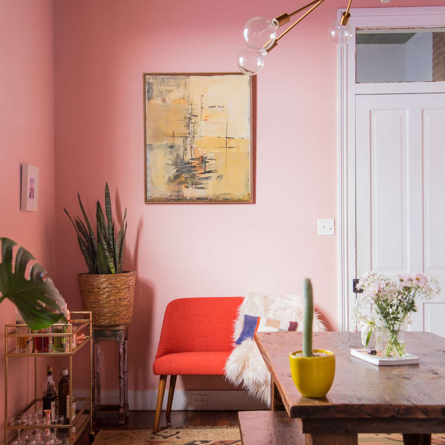 粉红色餐厅回收木材餐桌，长凳，座椅