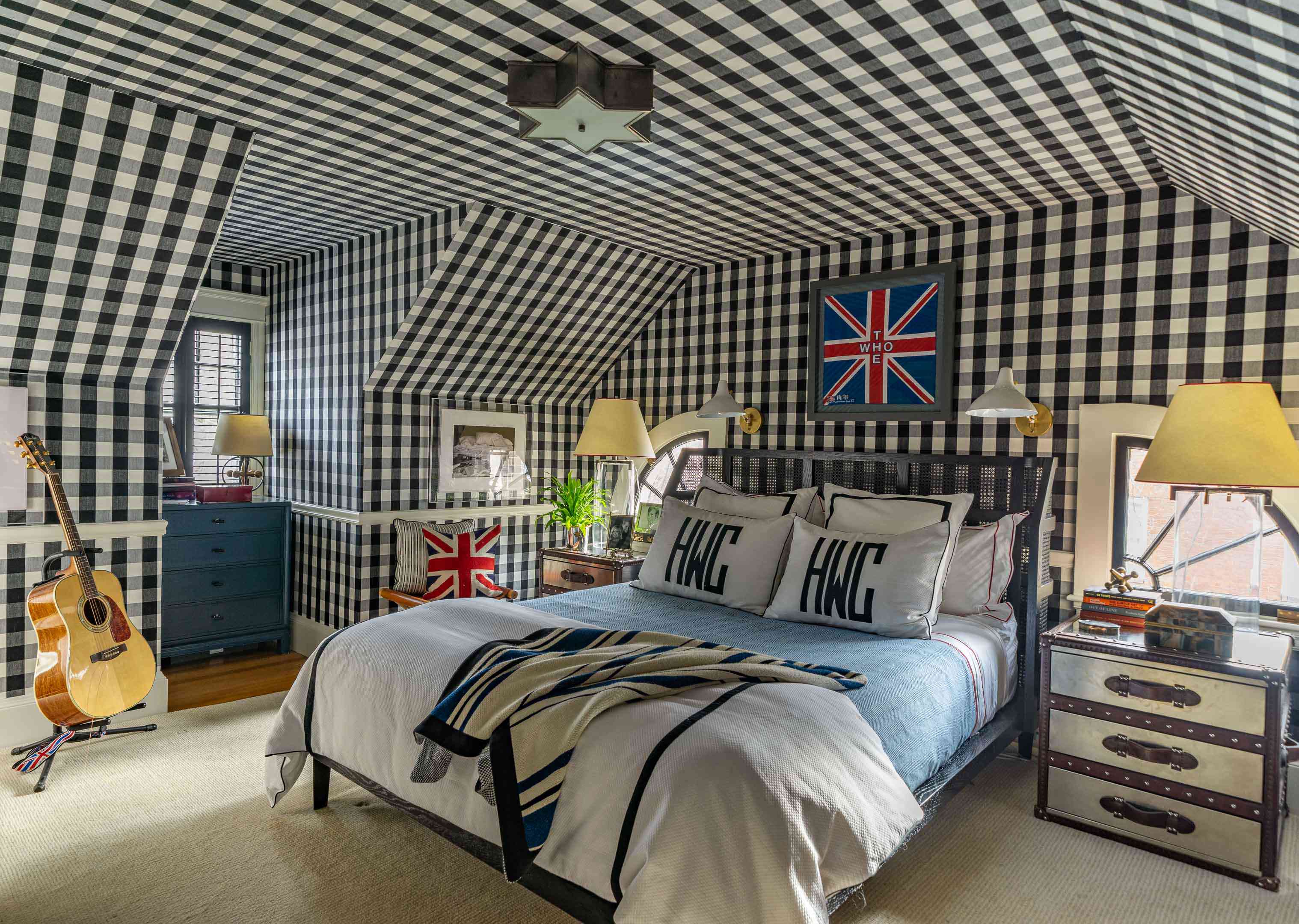 卧室用黑色和白色gingham壁纸。