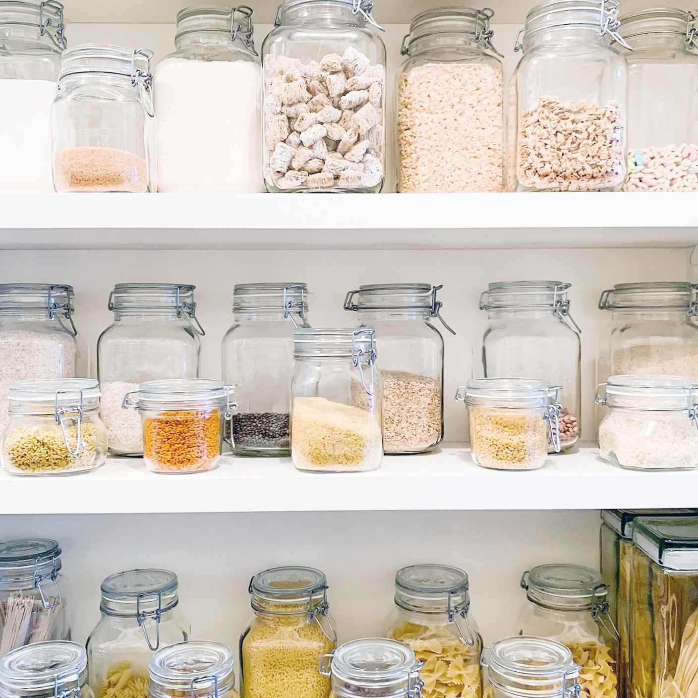 架子上放着一罐罐的订书钉