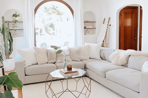 漂亮的客厅，奶油色的沙发和波西米亚口音。