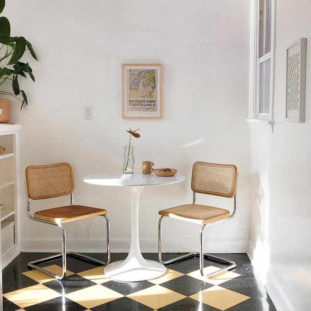 用塞克萨椅子用餐“class=