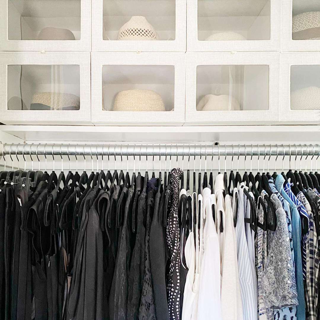 衣服上面有箱子的壁橱