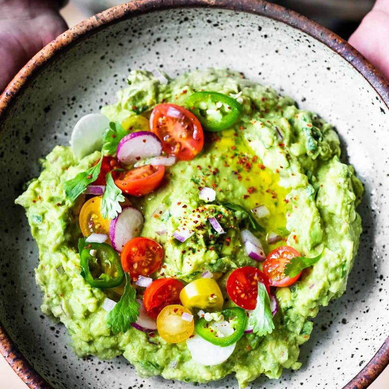 传统的鳄梨酱饰有番茄和jalapeño