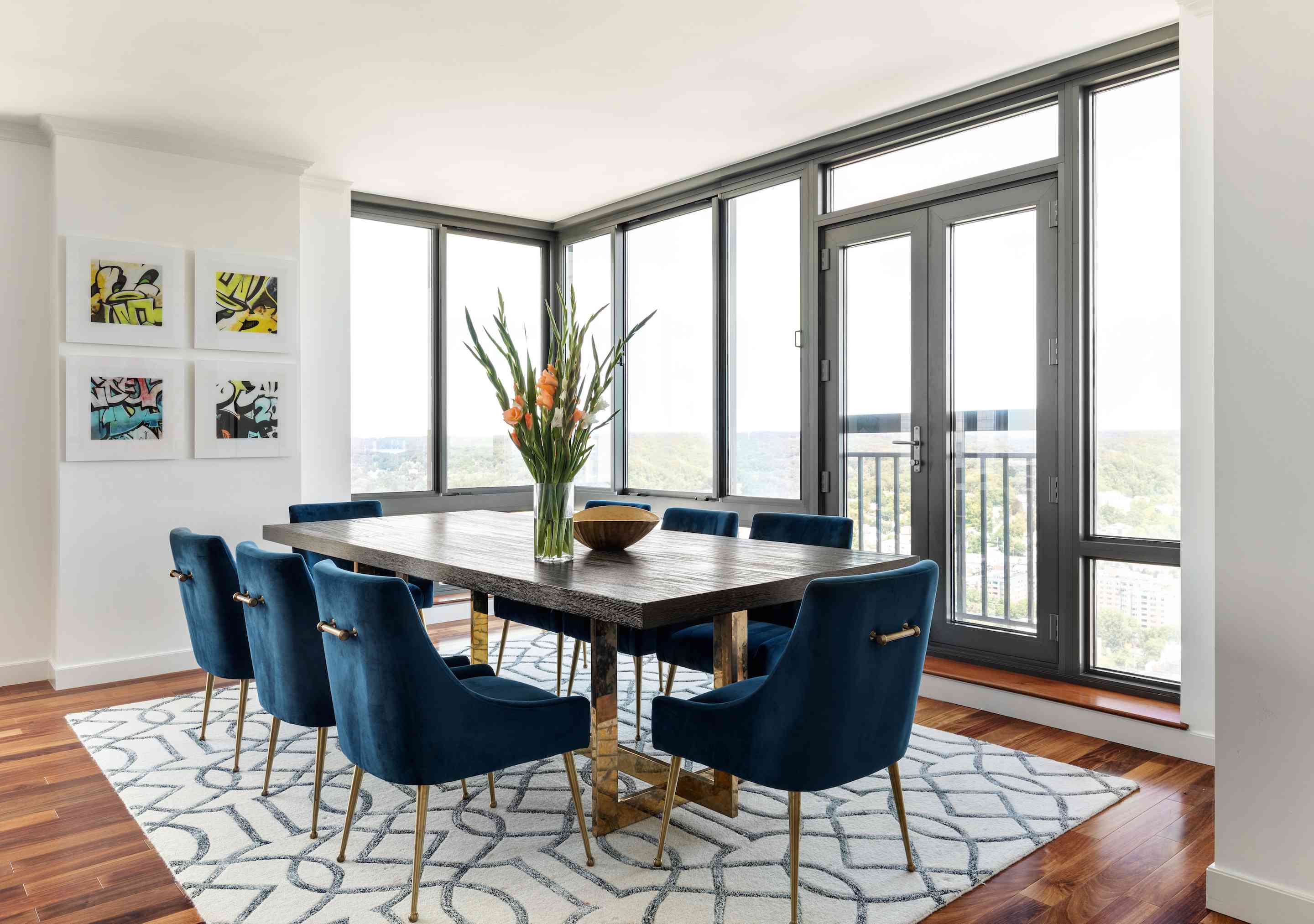 用餐室有蓝色天鹅绒椅子。