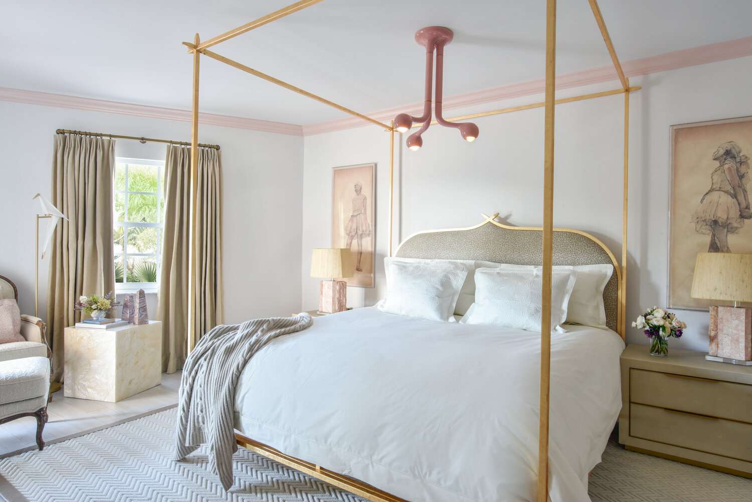 粉红卧室天花板