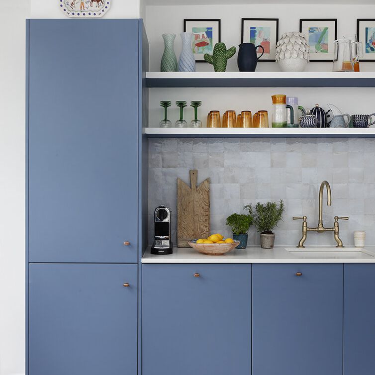厨房里有蓝色的橱柜和充满活力的装饰