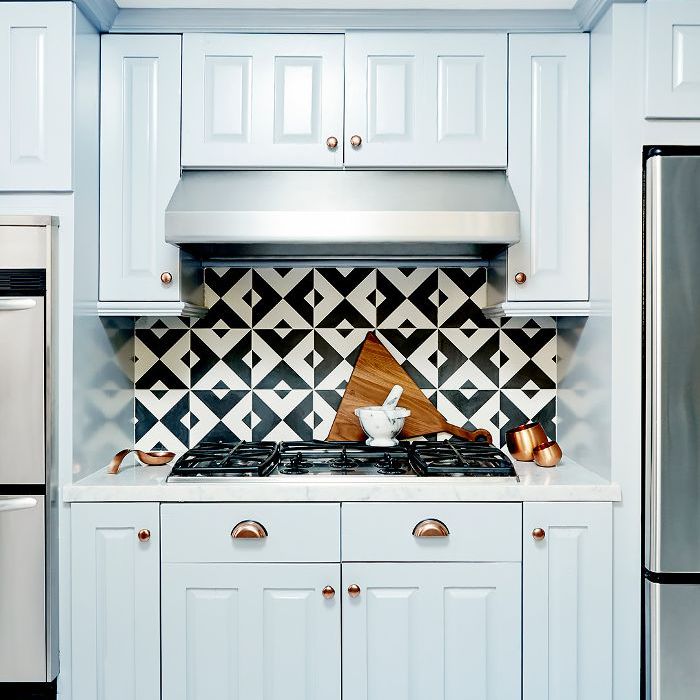 厨房里有黑白瓷砖的后挡板