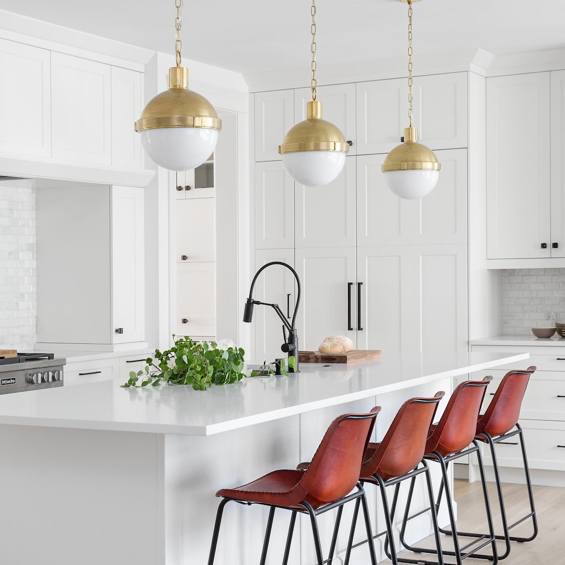 一间带有粗体红色巴斯特瀑布的全白色厨房