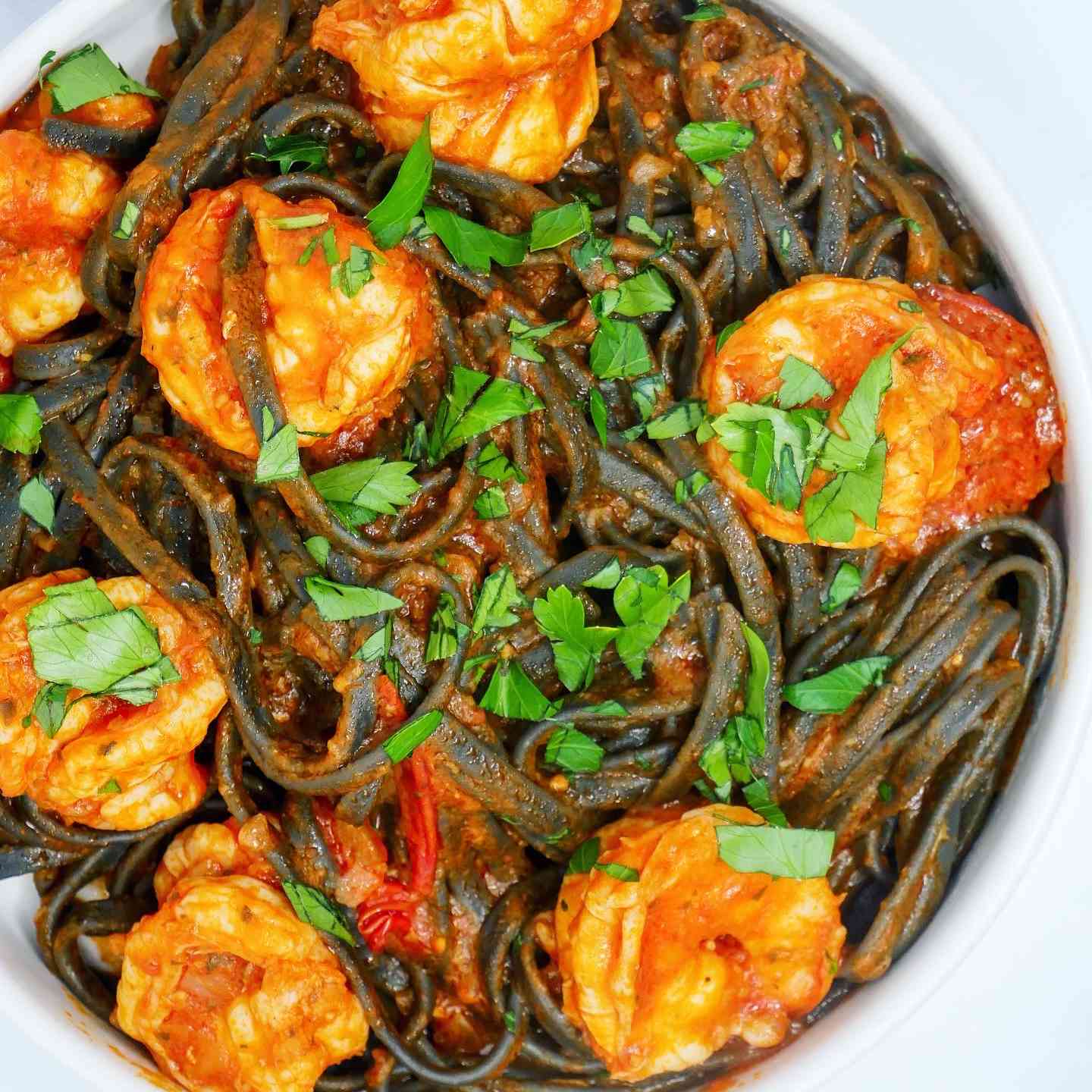 鱿鱼墨水扁面条在大蒜白葡萄酒番茄酱