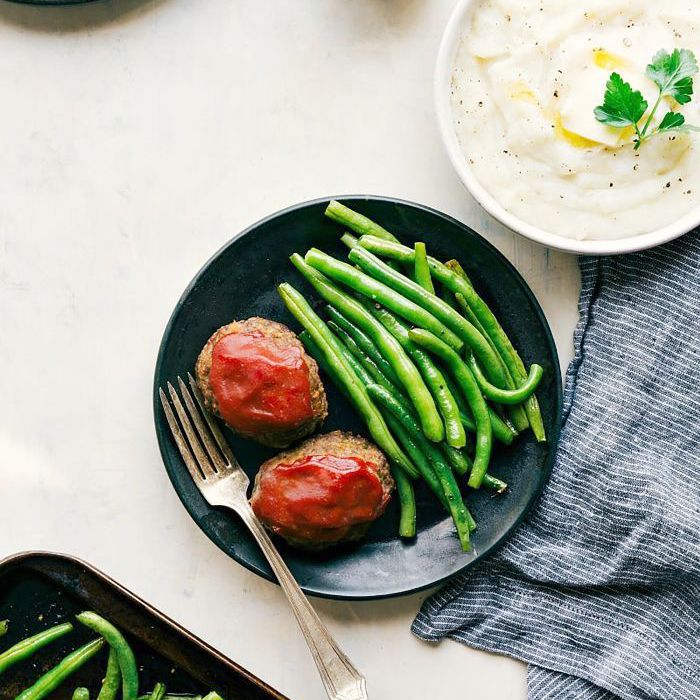 易肉饼食谱 - 一盘肉饼晚餐