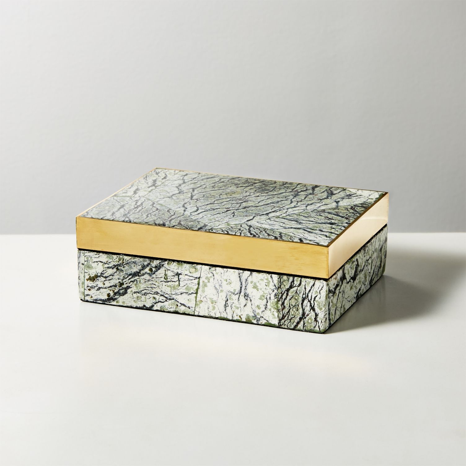 一个由CB2装饰的金色石头盒子。