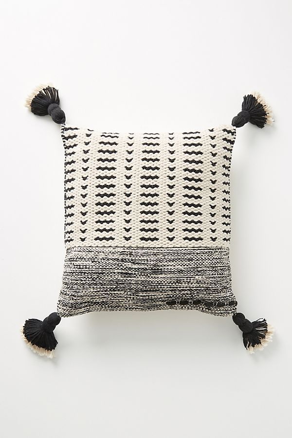 乔安娜盖恩斯的Anthropologie的流苏橄榄枕在科特迪瓦