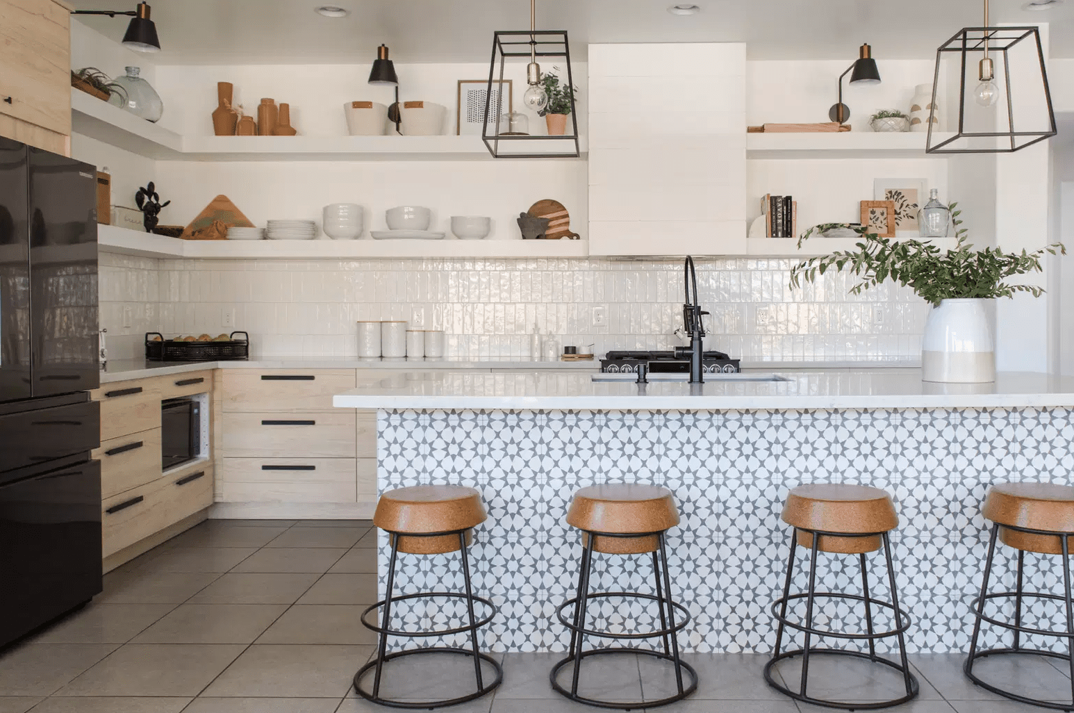 带有印刷瓷砖的岛屿的厨房