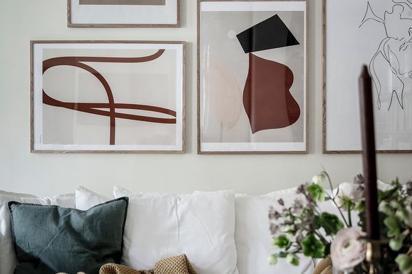 别致的客厅与画廊墙