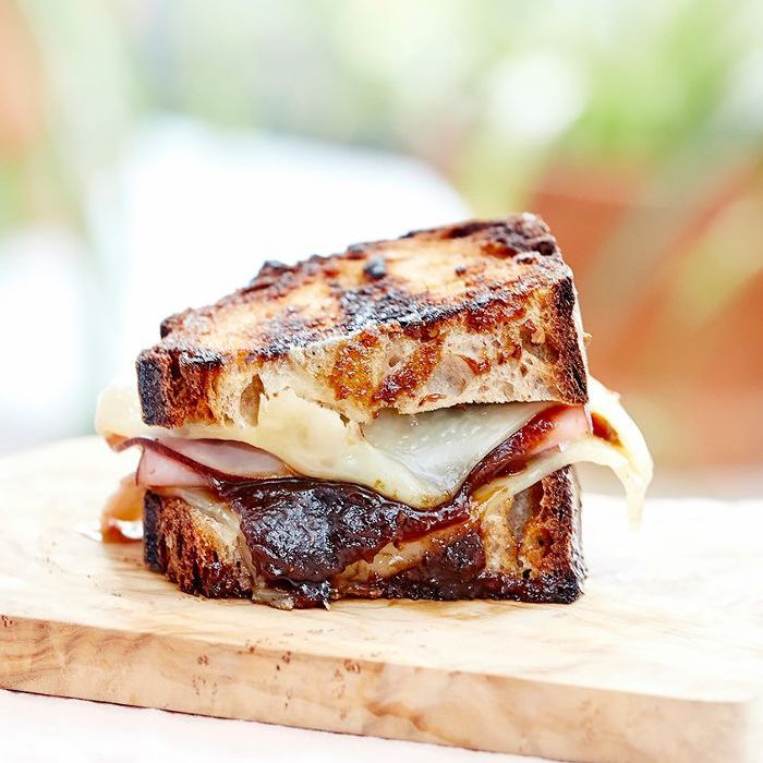 火腿、无花果和瑞士烤奶酪