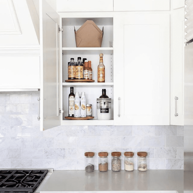 厨柜里面有懒苏珊。