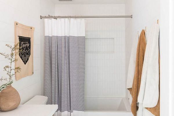 一个整洁的白色浴室和浴缸