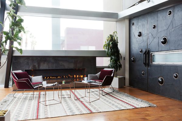 工业客厅与黑色墙壁。