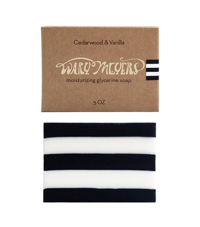 小心翼翼的迈耶斯(Meyers)的雪松和香草甘油黑白条纹香皂。
