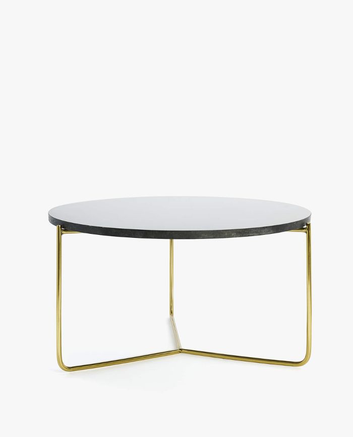 扎拉家有一张黑色的大大理石桌子