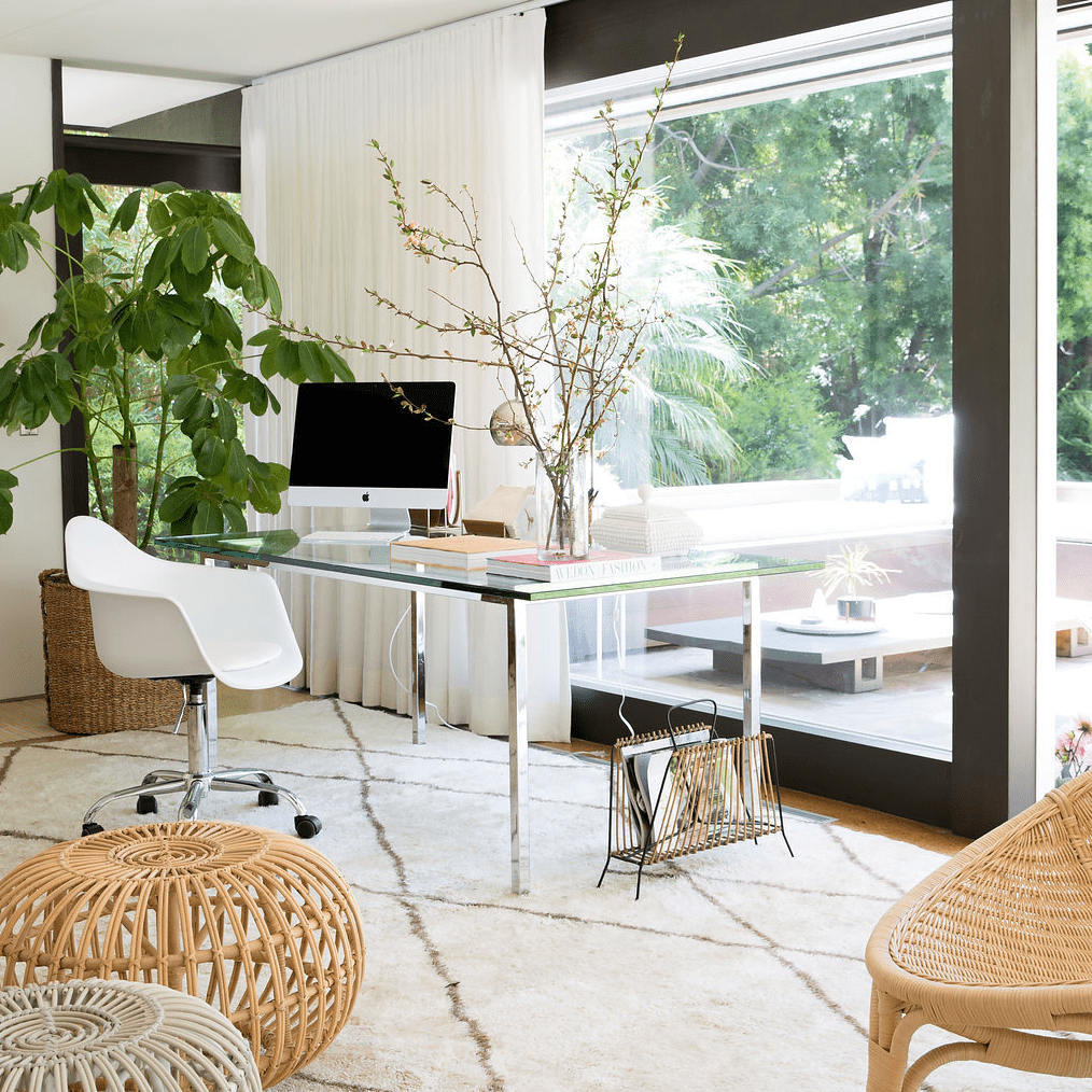 有窗的墙，部分被白色窗帘覆盖