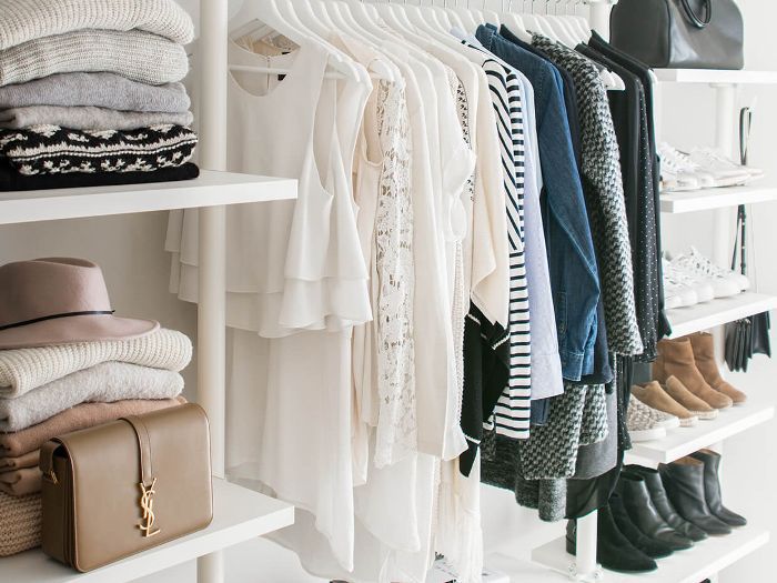 整洁有序的衣柜。