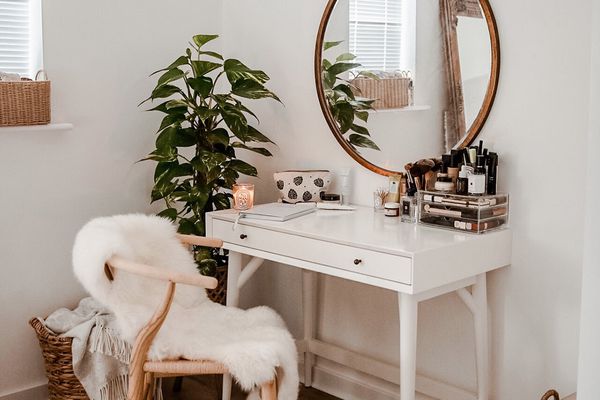 甜美的波西米亚风格的梳妆台配有大圆镜和许愿骨椅。