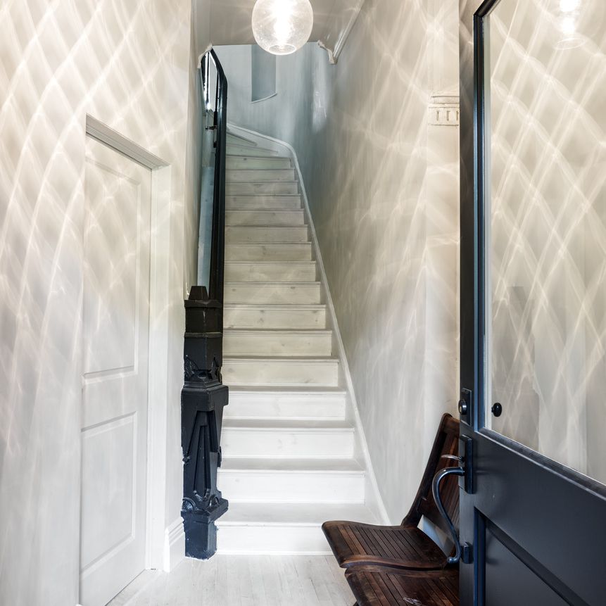 具有戏剧性照明的楼梯