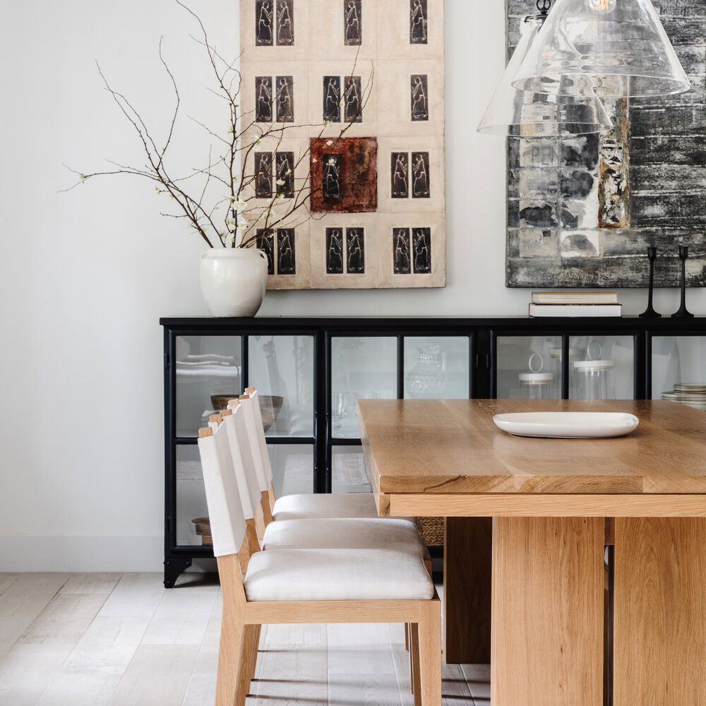 一个有两个抽象绘画的餐厅，其中一个是板岩灰色