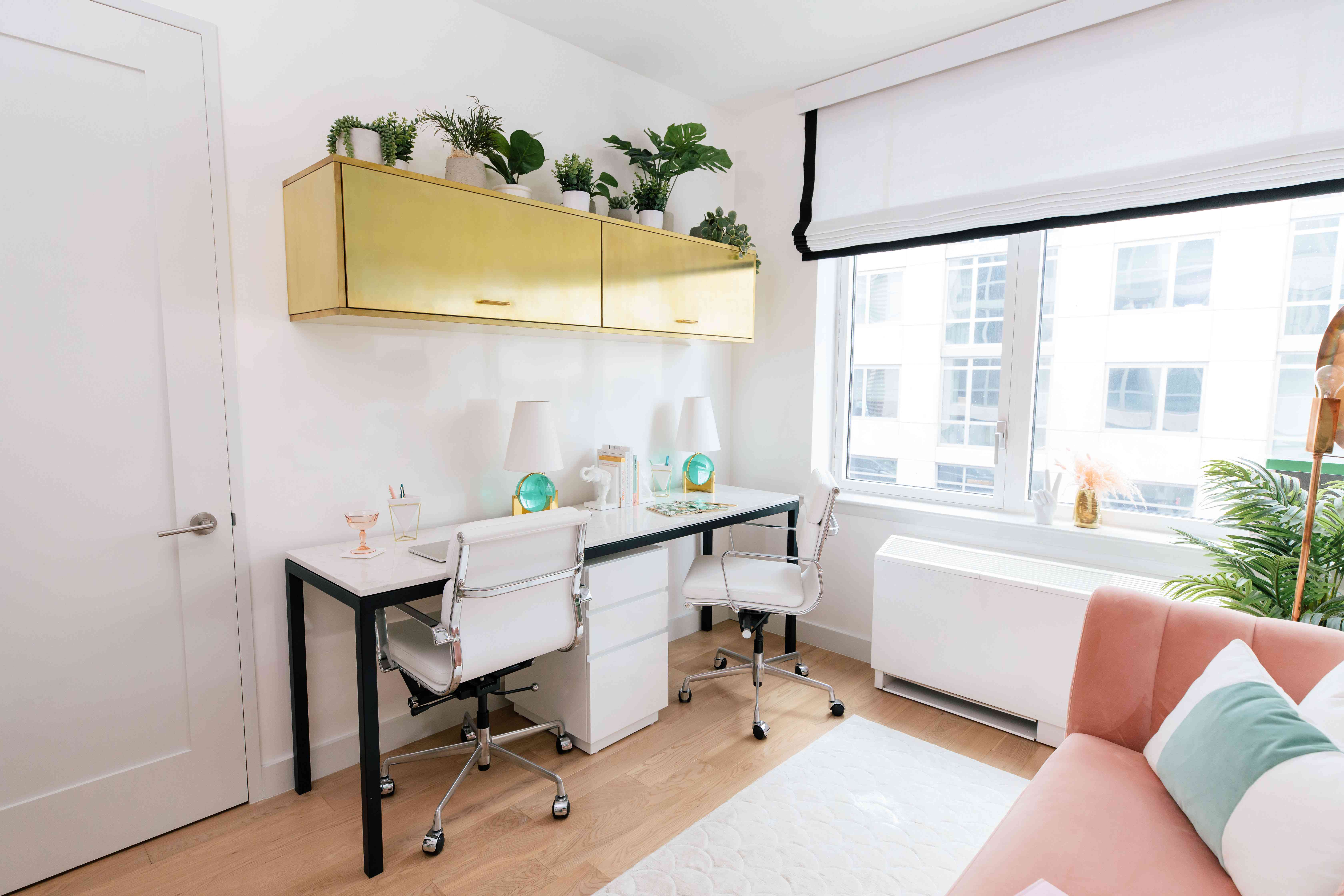 有上面金内阁的白色办公桌。