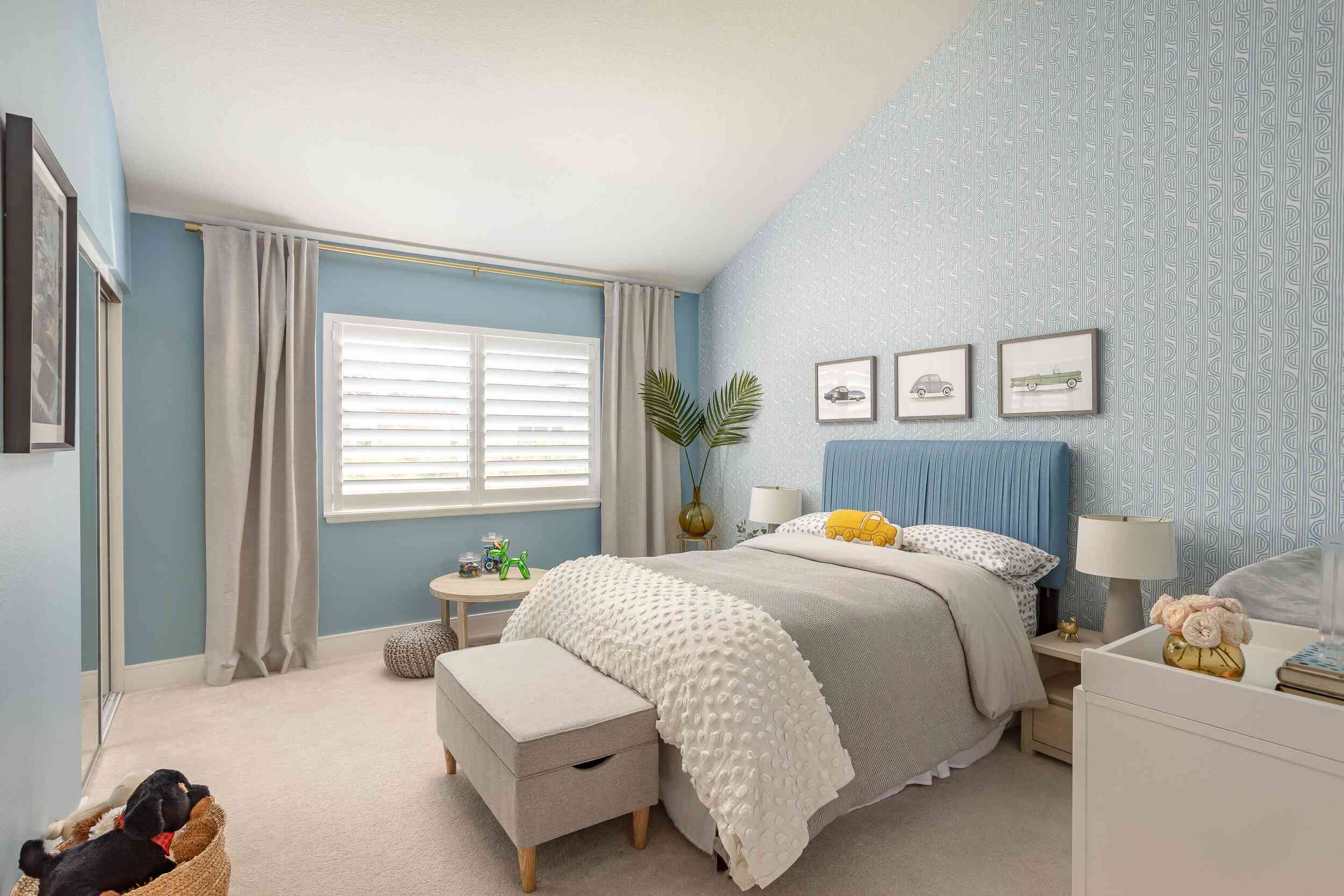 蓝色和白色的大卧室