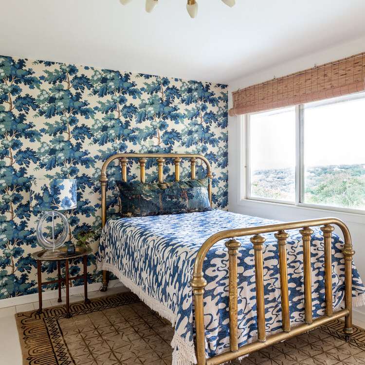 一个折衷的卧室，混合了花卉和图形模式和金属饰面。