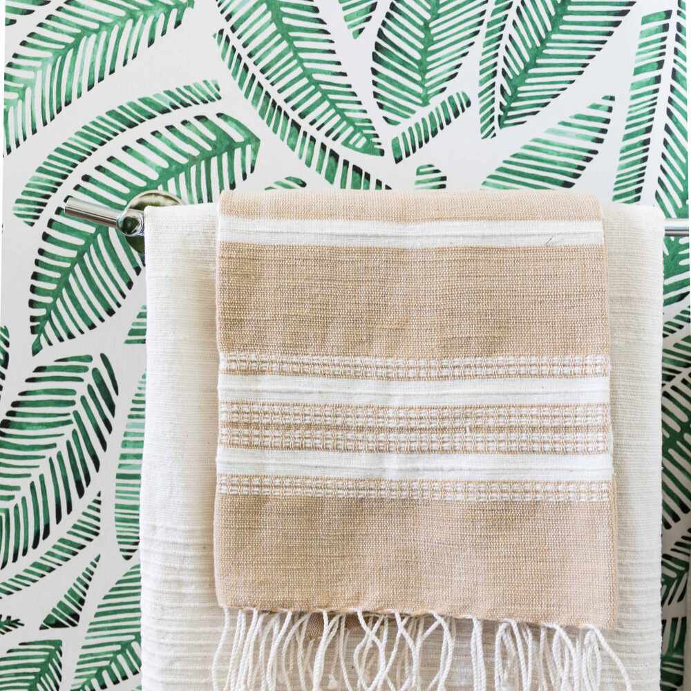 一个带有热带印花壁纸的浴室墙上的一个缩小的镜头