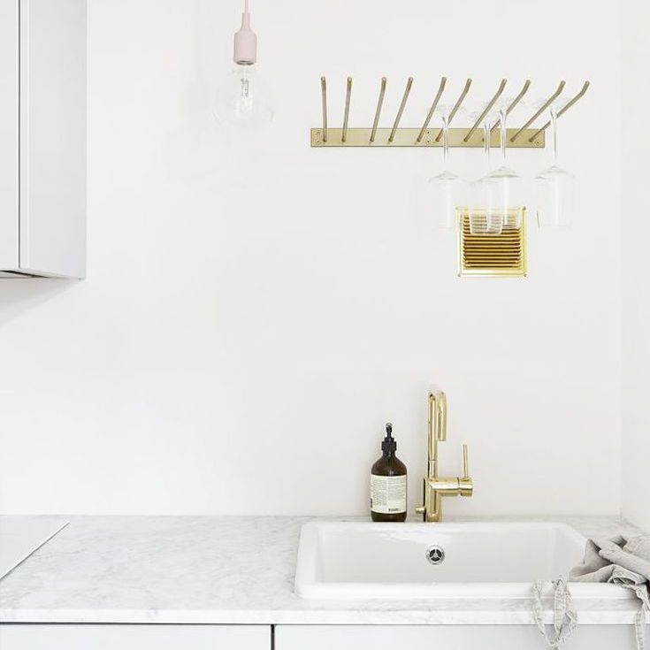 白色和金色租赁厨房