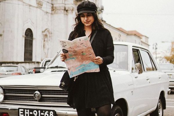 女人在车前看地图