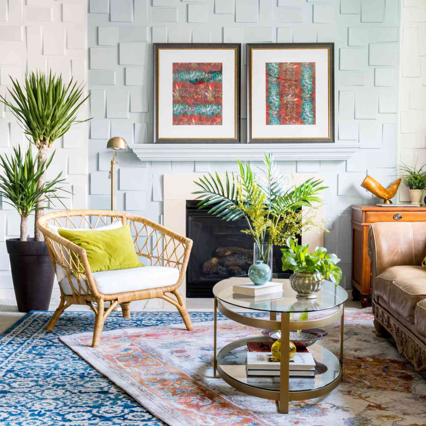 一个波西米亚风格的客厅，里面有红色和绿松石色的艺术品