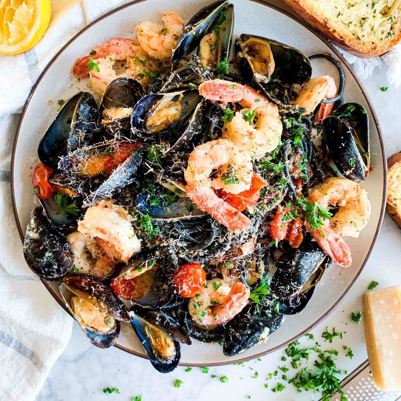 鱿鱼墨水面团用虾和贻贝在白葡萄酒