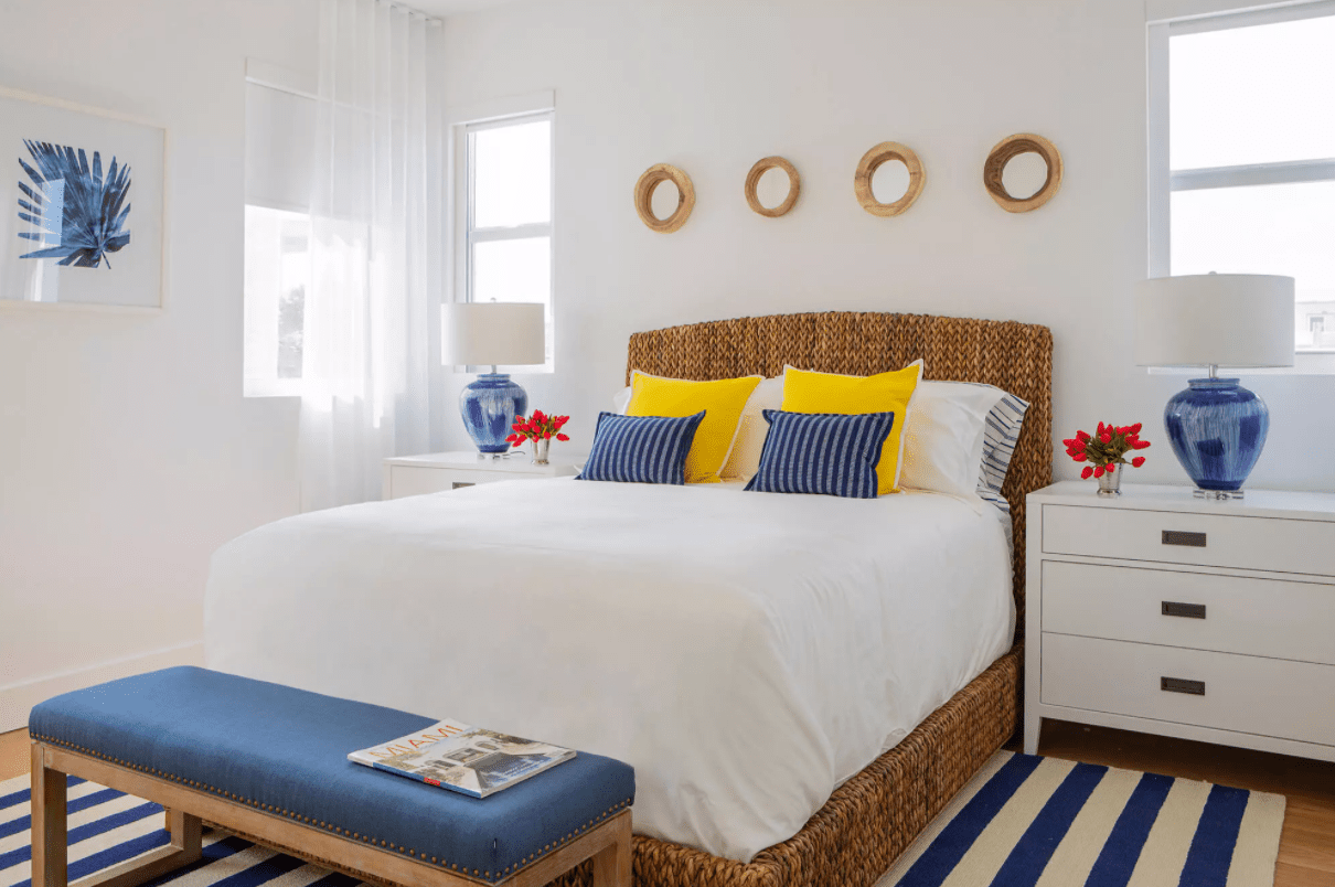 一间挂着纯白色窗帘的海滨卧室