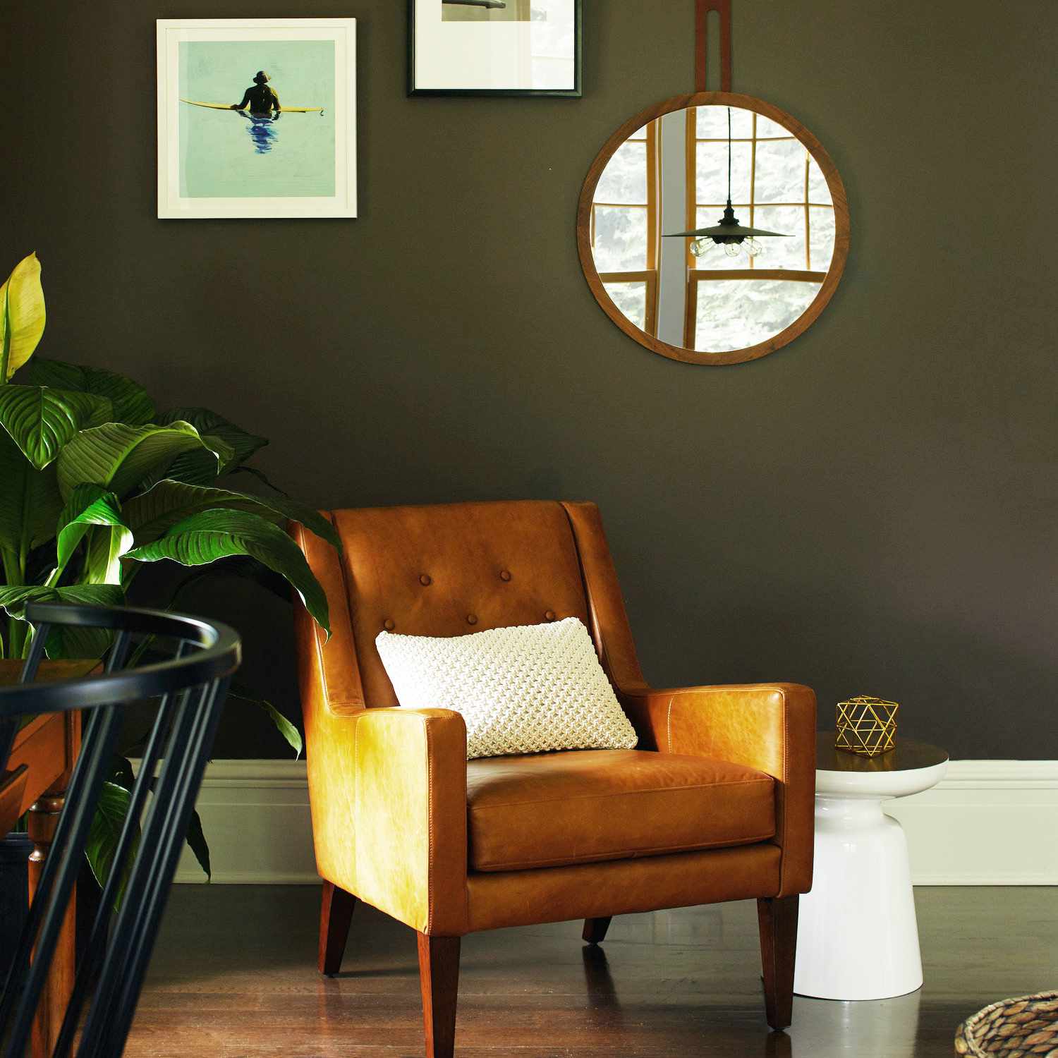 在阅读角落的三件画廊墙