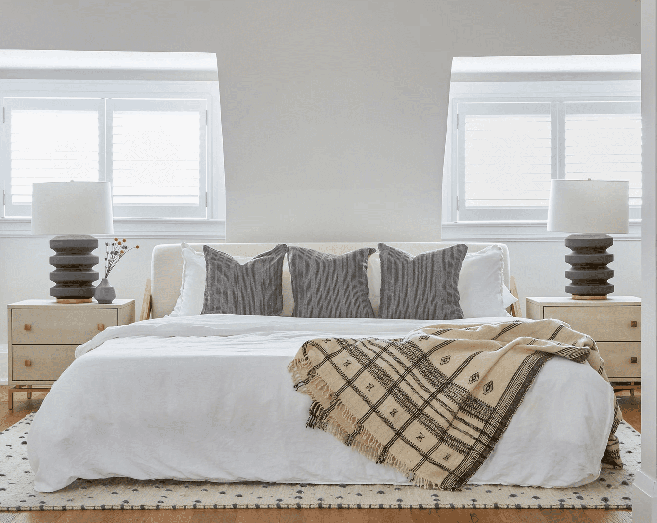 中性卧室，灰色枕头和灯。