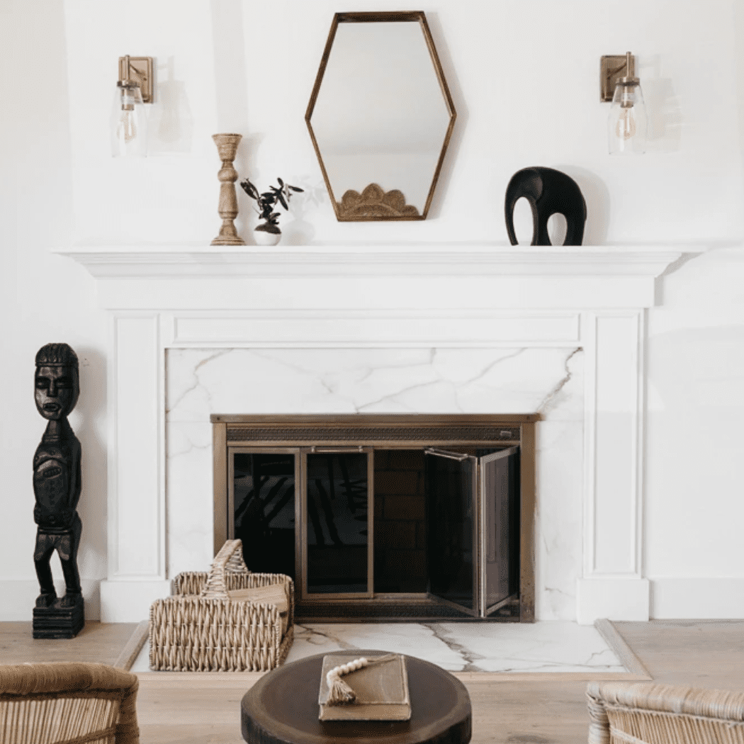 一间带有暗金色调的白色客厅