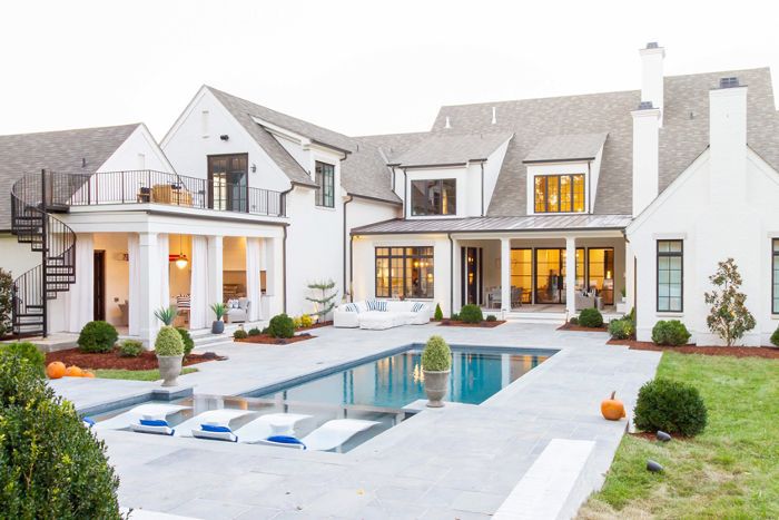 从游泳池和后院可以看到纳什维尔的家