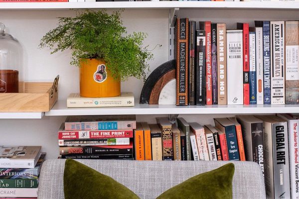 椅子与背后的书墙。