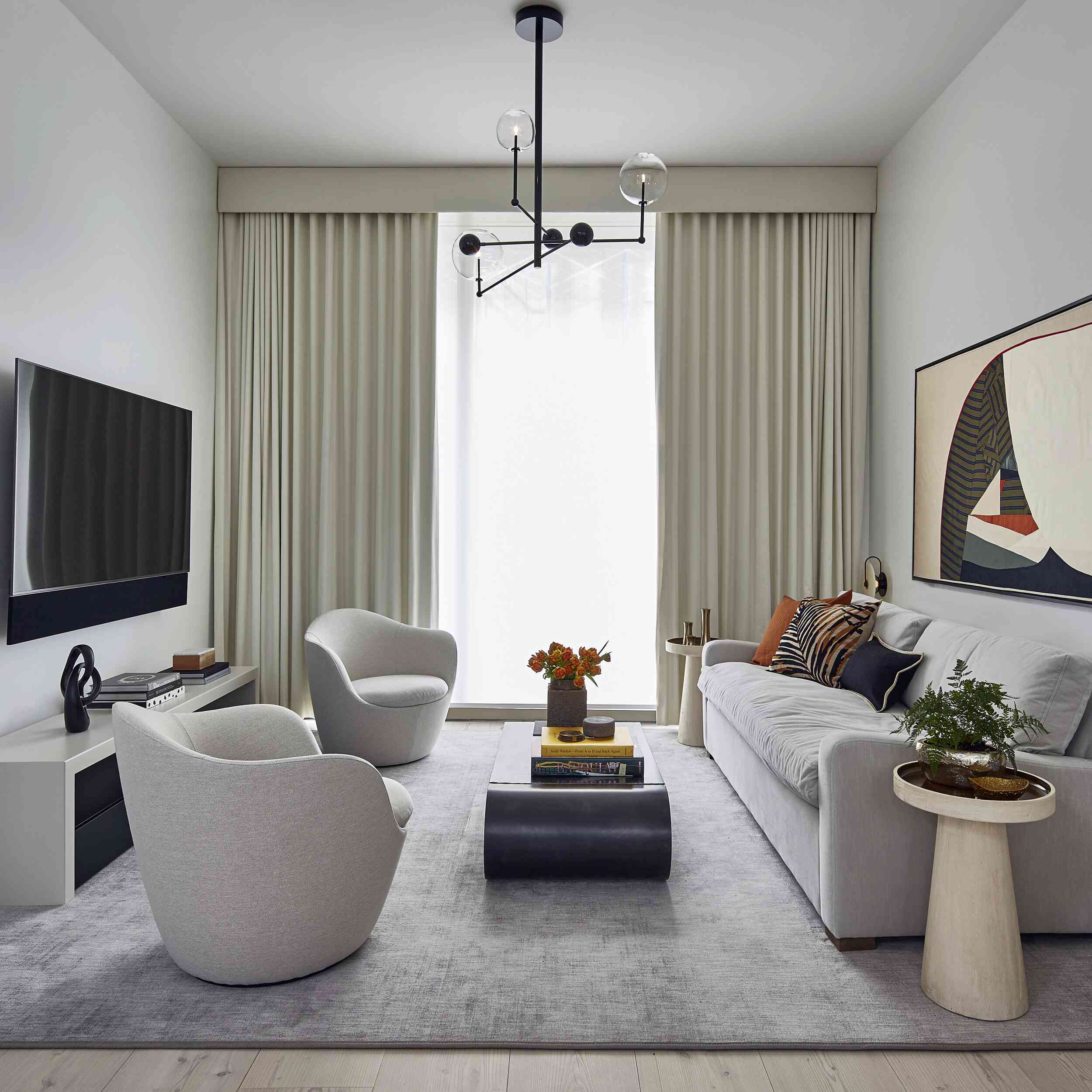 带有大窗帘的现代豪华公寓客厅。