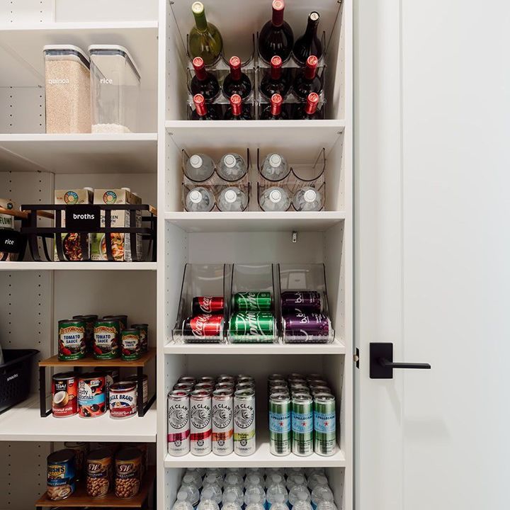 在厨房里储存饮料