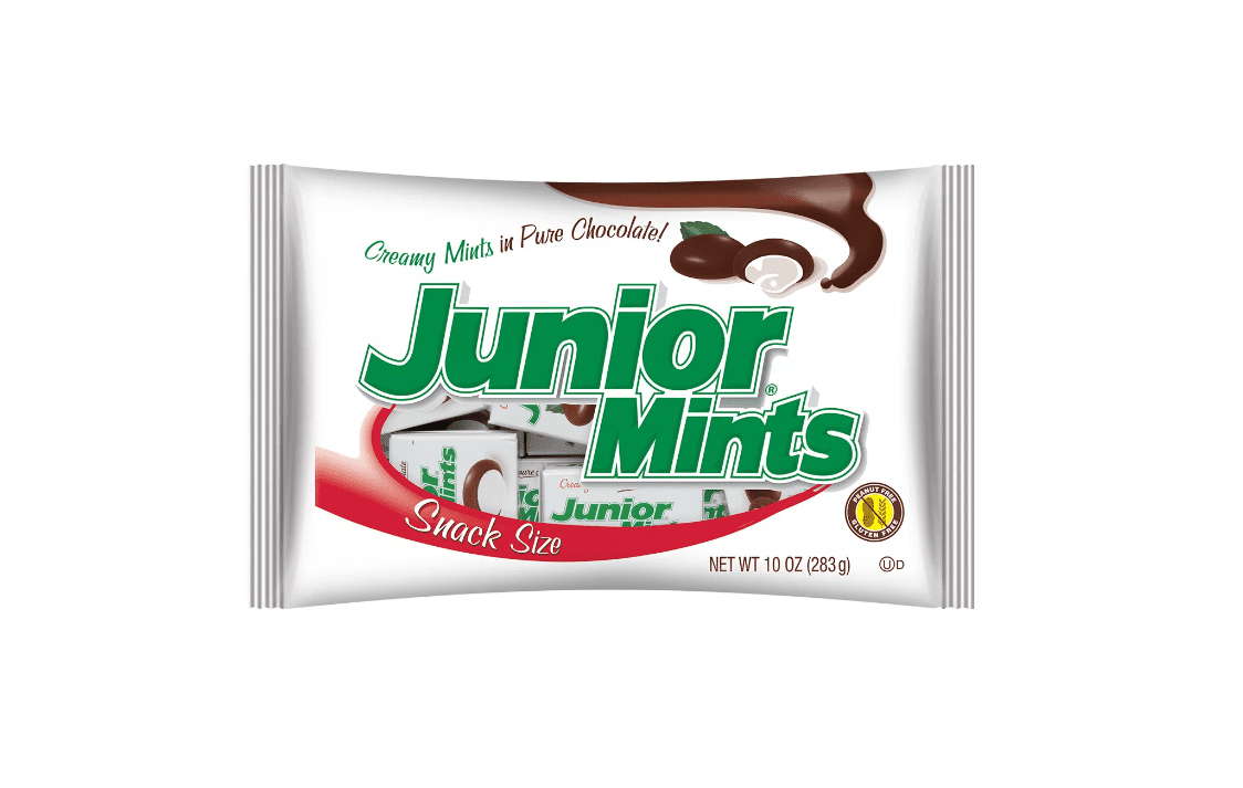 小吃包装充满了少年薄荷糖的单独盒体。