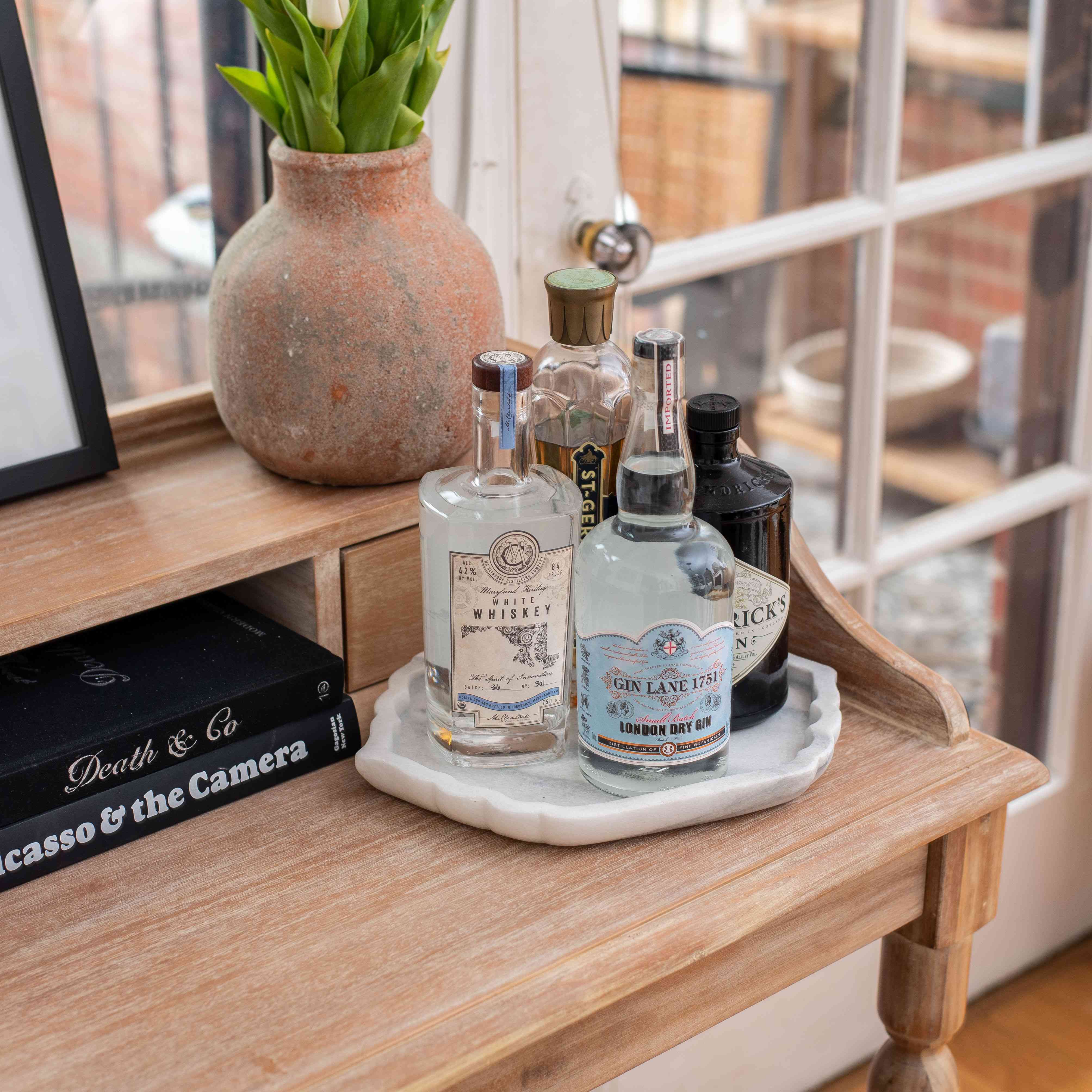 酒吧车上装满郁金香的陶土罐子。