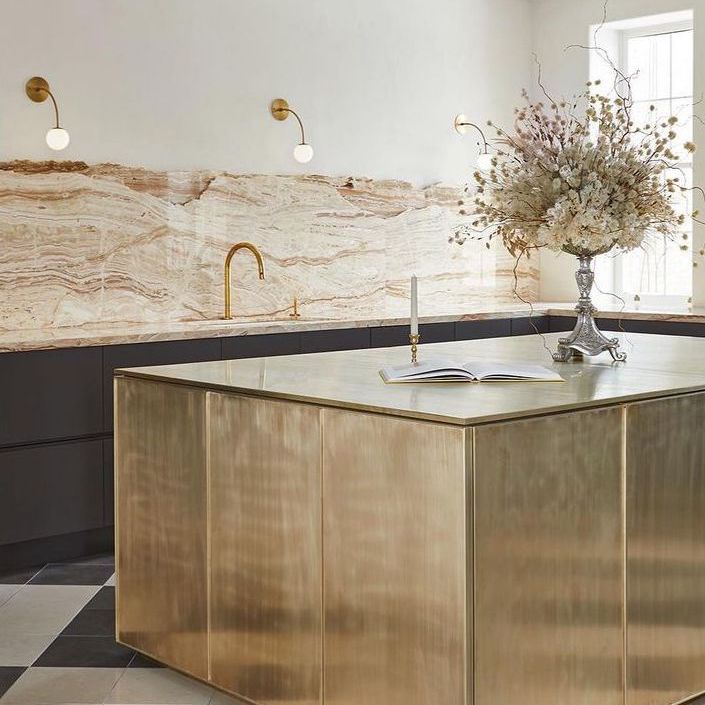 厨房配有玫瑰金大理石装饰
